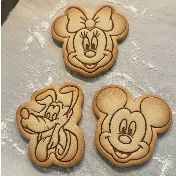 Kit  Com 3 Cortadores de Biscoito Mickey, Minnie e Pluto. Moldes para Biscoitos e Pasta Americana