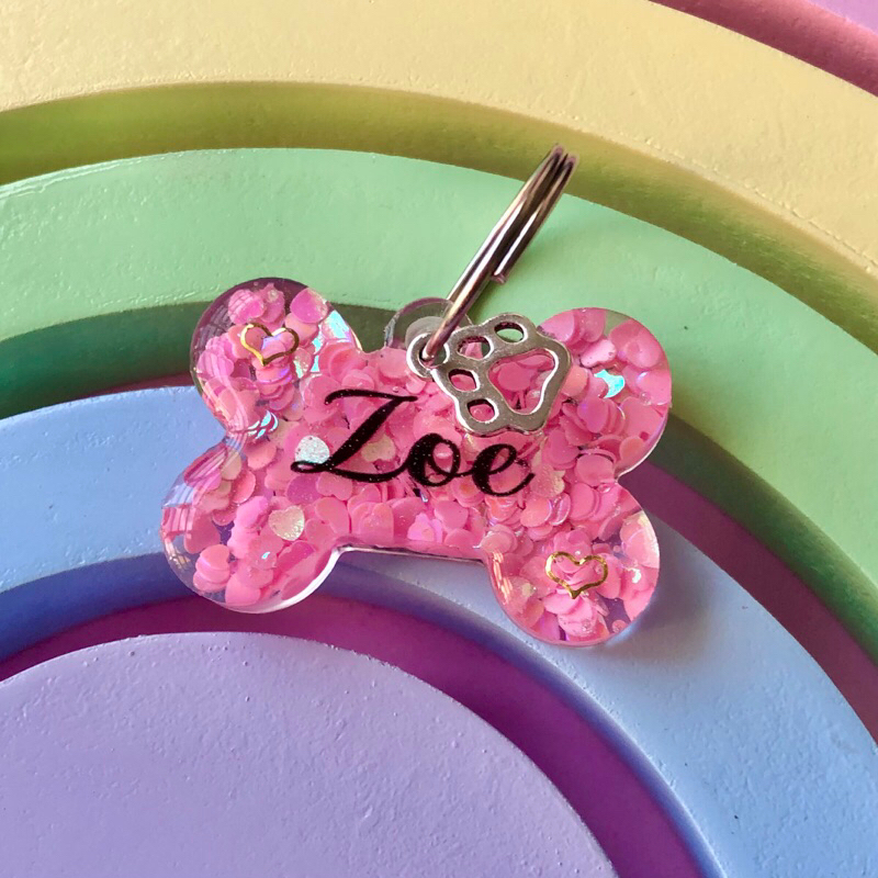 Tag de identificação personalizada com pingente de patinha - tamanho M - plaquinha de identificação em resina epóxi em Oferta na Shopee