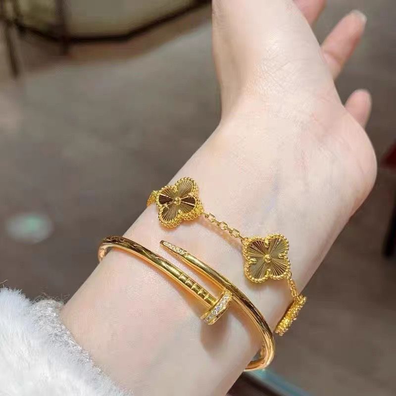 Pulseira Feminina Trevo 5 Flores em Aço Inoxidável – Dourada ou Prateada, Antialérgica, Efeito Laser