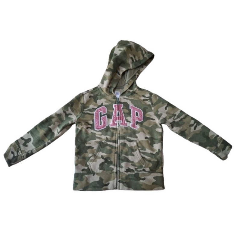 blusa de moletom infantil camuflada Gap Kids com zíper e capuz.