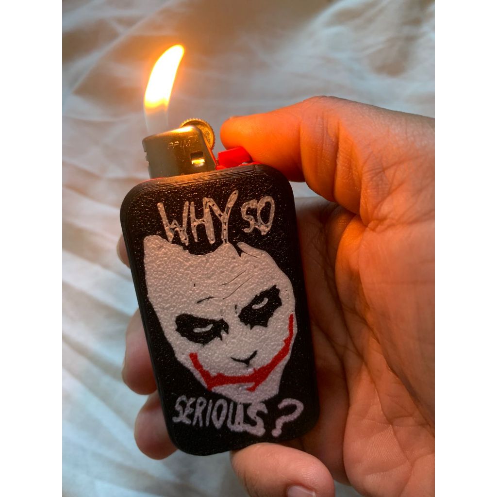 CAPA PARA ISQUEIRO - CORINGA - WHY SO SERIOUS - BIC SLEEVE - CASE DE ISQUEIRO