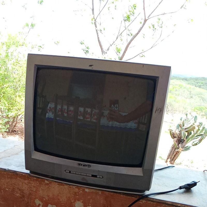 TV de tubo CCE 14 polegadas.