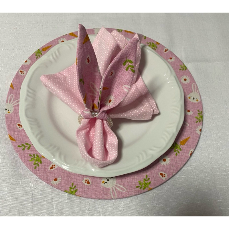 KIT COM: 1 base de MDF de 25 cm + capa de tricoline  para base de 25 cm + guardanapo + porta guardanapos - Páscoa