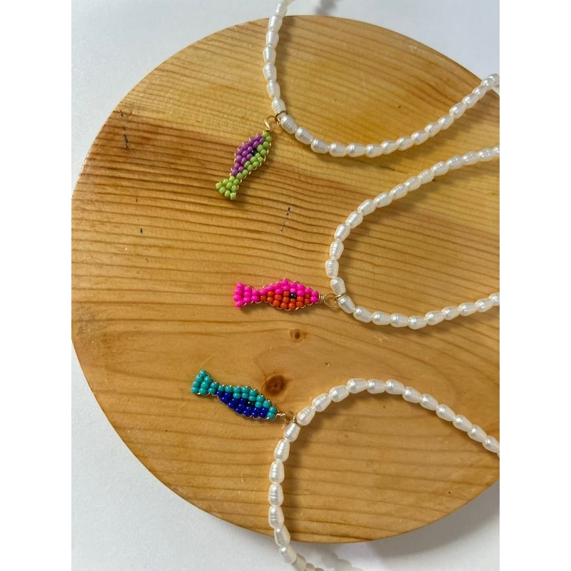 Colar Pingente Peixinhos Coloridos em Oferta na Shopee