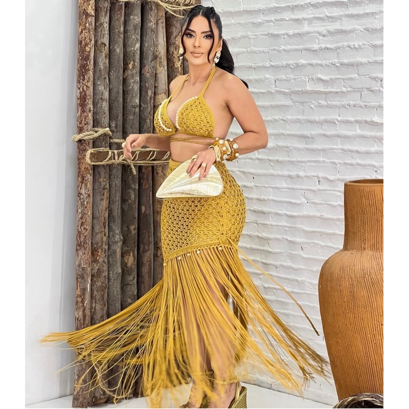 conjunto de saia longa com franjas +top estruturado + shortinho de forro em tricot -aplicações de pérolas