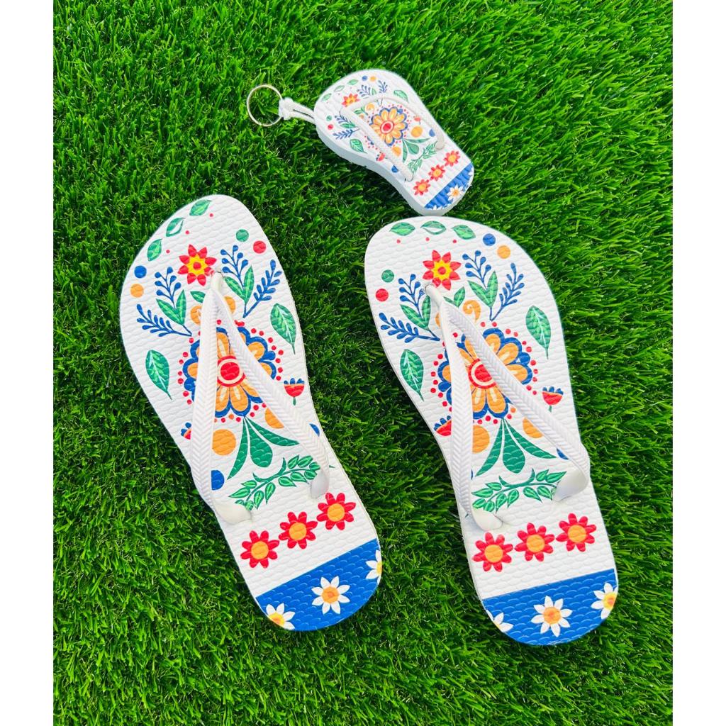 Chinelo + Chaveiro FRIDA  Borracha antiderrapante. Confortáveis e duráveis.