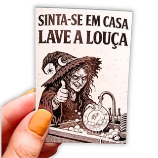 Ímã de Geladeira Decorativo Bruxa Frase “Sinta-se em casa, lave a louça” 6x8,5cm em Oferta na Shopee
