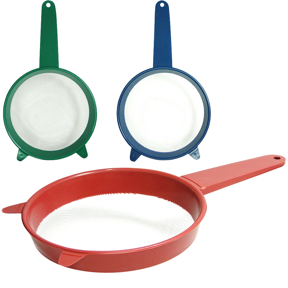 Uma Peneira Coador Com Cabo Para Coar Sucos e Alimentos Sopas 14 Cm