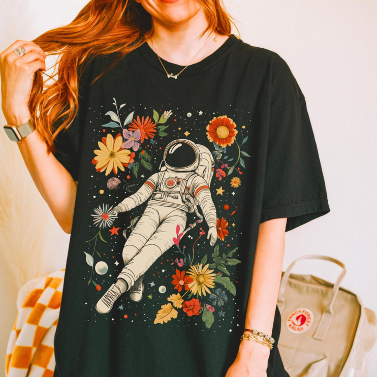 Camiseta Unissex Algodão Astronauta Espacial Floral