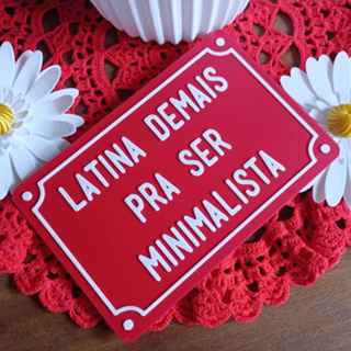 Plaquinha decorativa LATINA DEMAIS PRA SER MINIMALISTA (10x15cm) placa em PLA LETRA relevo TIPO rua em Oferta na Shopee