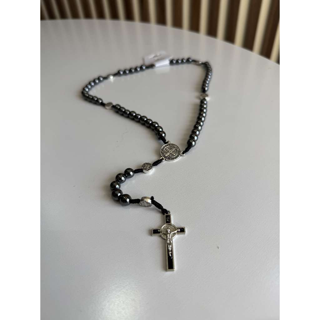 Colar Terço São Bento Hematita Com Cruz E Medalhas No Cordão Brilhante