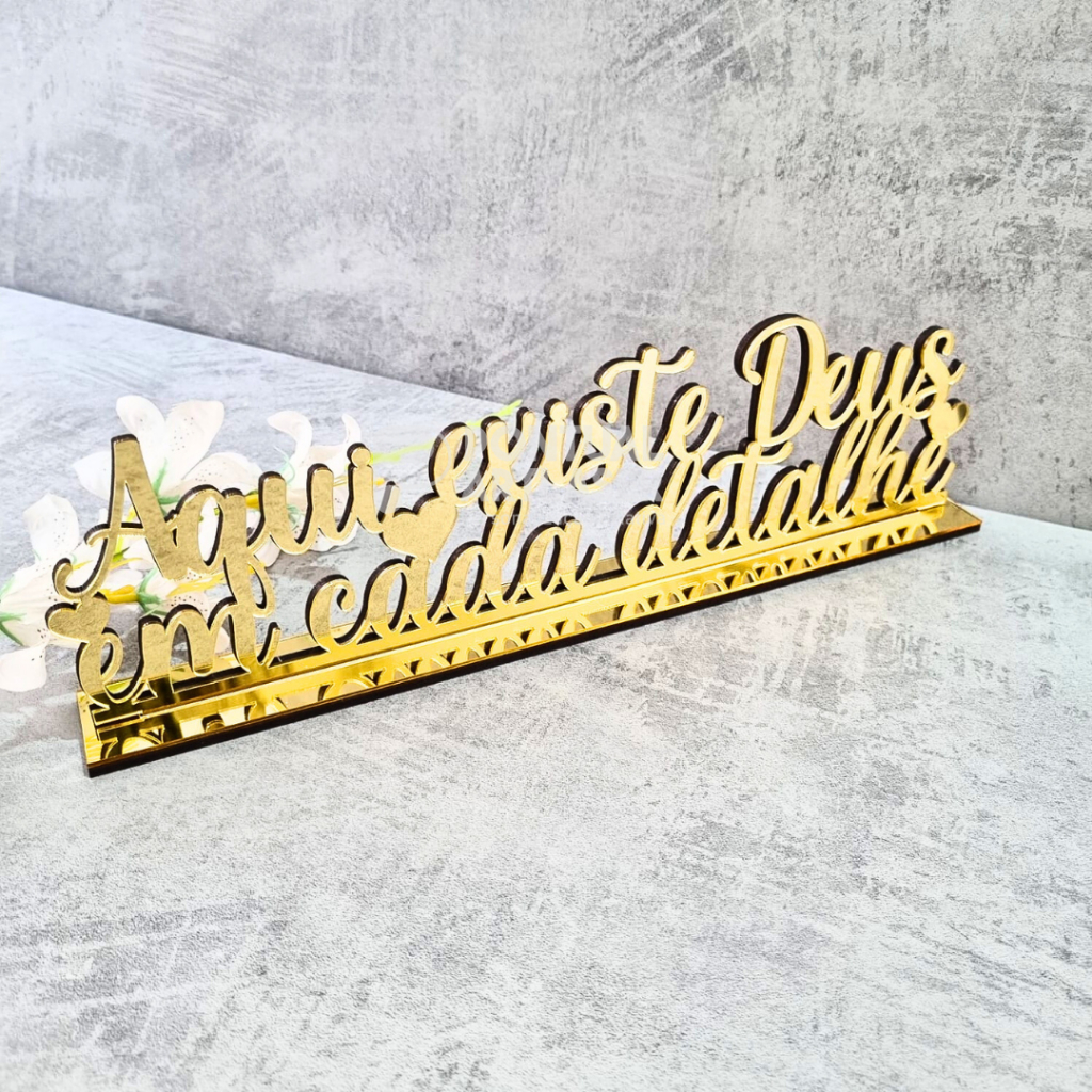 Frase Em Acrílico Aqui Tem Deus Em Cada Detalhe Decoração Quarto Sala Escritório