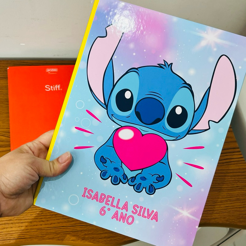 Capas Adesivas para encapar COM NOME Caderno Brochura Grande Stitch e Angel Material Escolar Volta Aulas 2026 Etiqueta