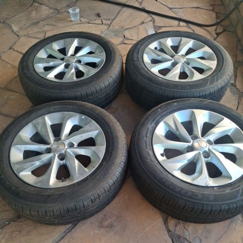 Par de 4 Rodas e pneu Original GM Aro 15 — Chevrolet Onix LTZ Premier ATENCAO pneu rodou 10 mil km semi-novo