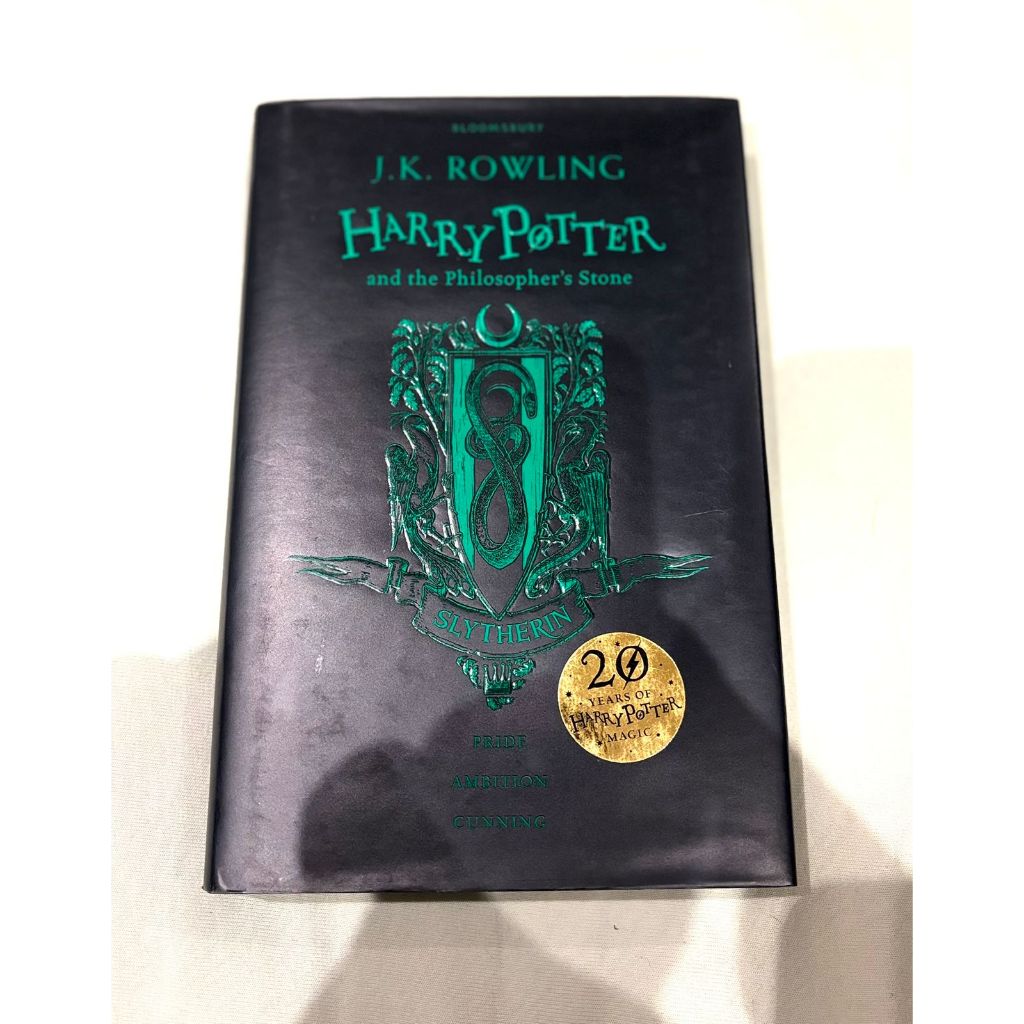 Livro Harry Potter e a Pedra Filosofal – Edição 20 Anos [Sonserina] – Capa Dura (Inglês)