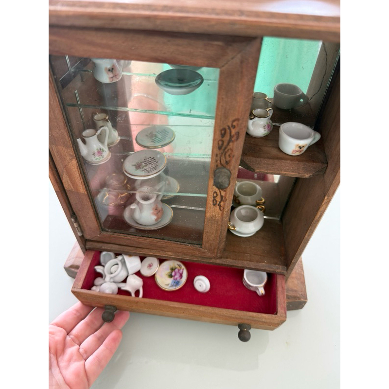 Antiquario Mini Cristaleira Antiga Artesanal feita a mão em Madeira Maciça com Porcelanas em Miniatura colecionador