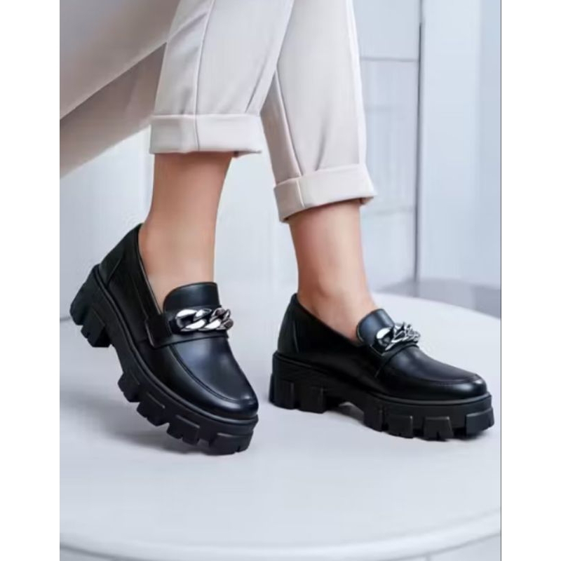 Mocassim Feminino Preto Tratorado com Corrente | Solado Grosso Antiderrapante | Confortável, Fashion e Elegante