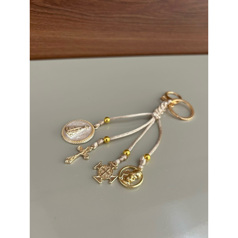Chaveiro São Bento Católico Dourado – Proteção e Presente Religioso