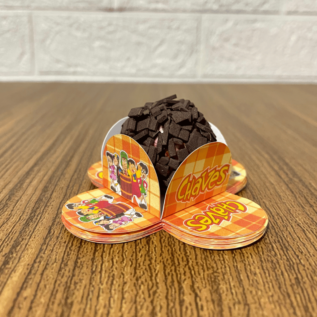 100  Forminhas de doce brigadeiro  CHAVES- 4 pétalas docinhos de festa