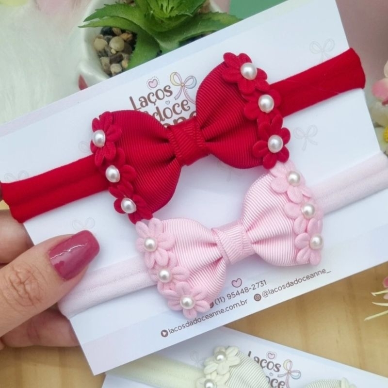 Laço de cabelo para bebê menina em faixinha, laço gravatinha dupla com florzinha. em Oferta na Shopee