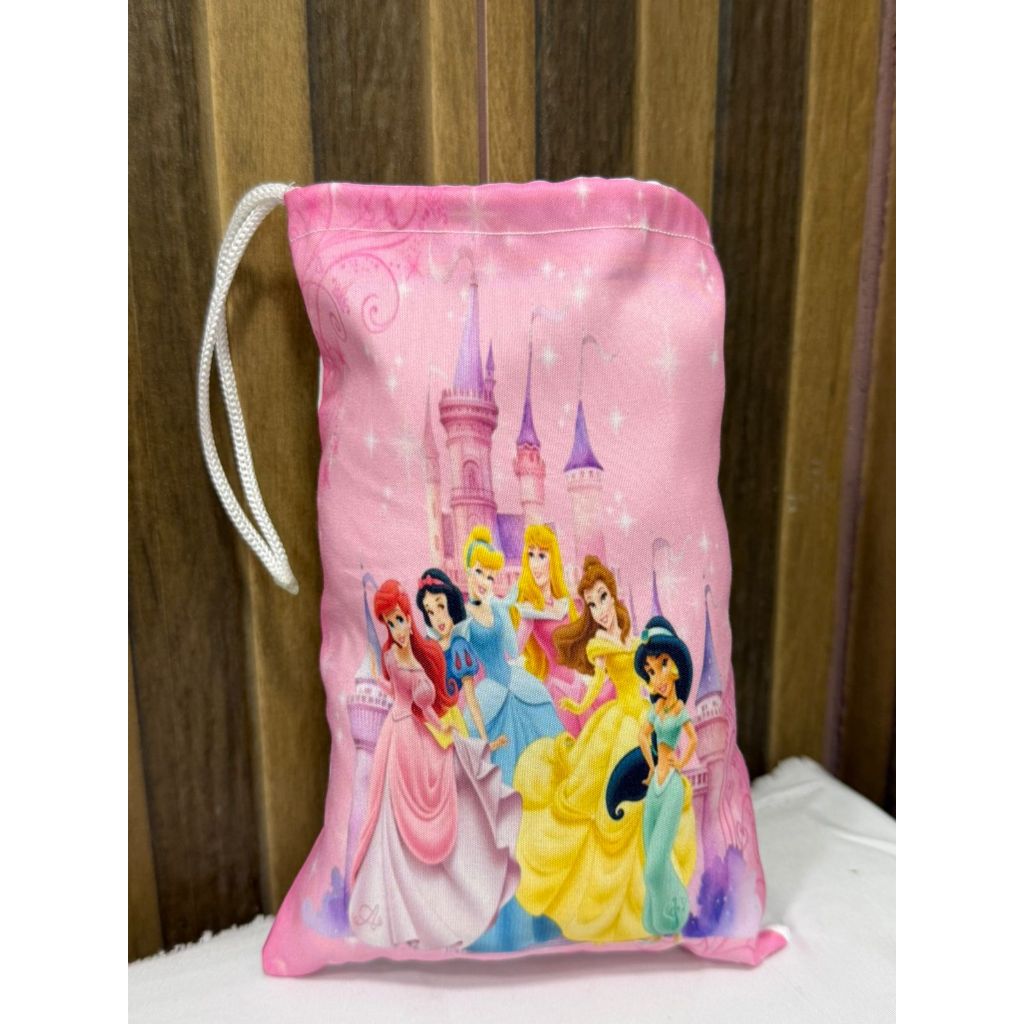 Kit  saquinho surpresa tamanho pequeno tema princesas personalizado lembrancinha aniversario em Oferta na Shopee