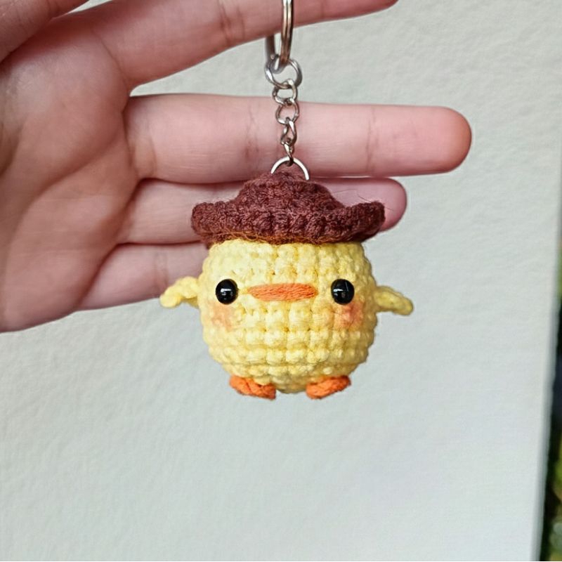 Chaveiro Amigurumi Pato com Chapéu - Patinho Cowboy