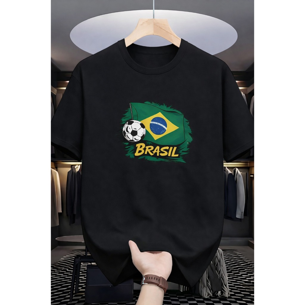 Camiseta Masculina Brasil Algodão Estampa Bandeira com Bola de Futebol Casual Copa do Mundo