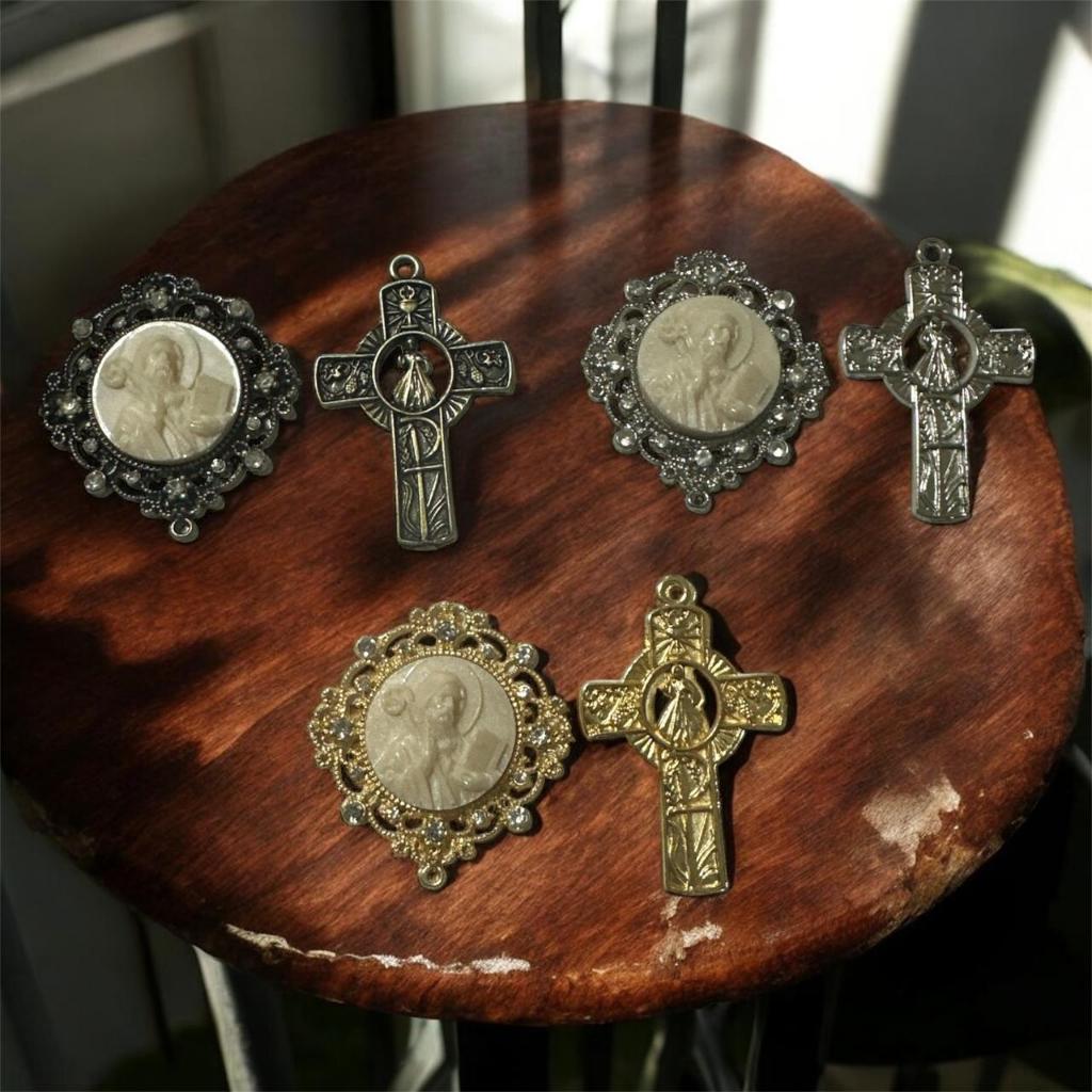 Kit São Bento Salve Rainha Redondo com Resina 3D + Crucifixo com Strass – Ideal para Terços e Artesanato Religioso