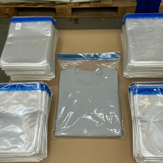 Kit 100 Embalagens Adesivadas Com Furo Saco Saquinhos Plástico PP Transparente Com Aba Adesiva em Oferta na Shopee