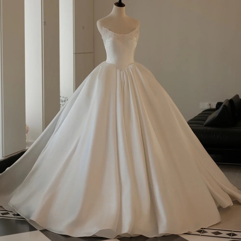 VESTIDO DE NOIVA TOMARA QUE CAIA COM BUSTO EM CORSET E APLICAÇÃO DE RENDA NO BUSTO