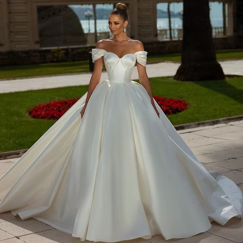 VESTIDO DE NOIVA COM CORPETE E PLICAÇÃO DE PEDRARIAS