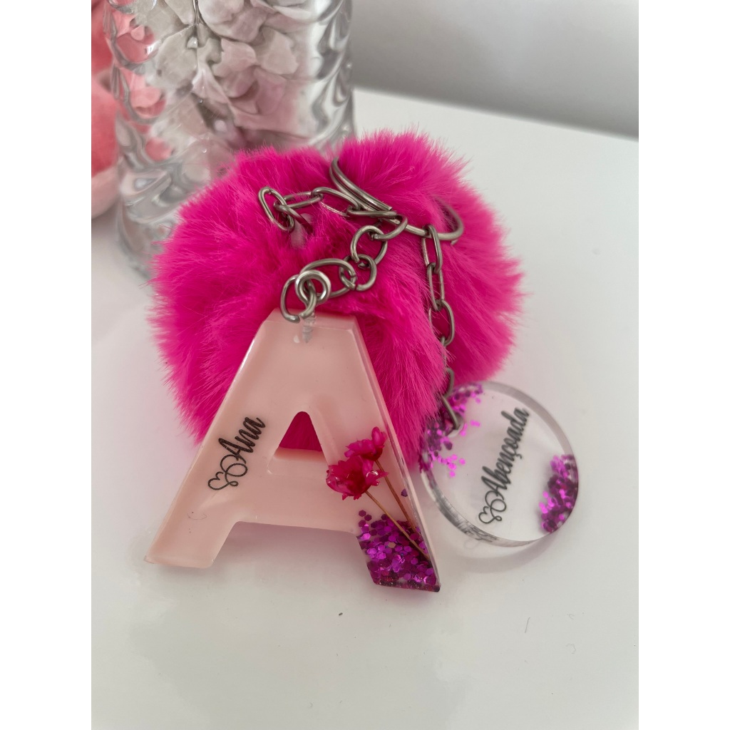 Chaveiro de letra + Pompom + chaveiro redondo de resina em Oferta na Shopee