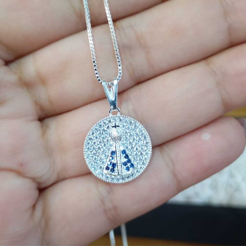 Colar Gargantilha Veneziana Medalha Nossa Senhora Aparecida folheado Cor Prata com Pedras Cravejado Zircônia