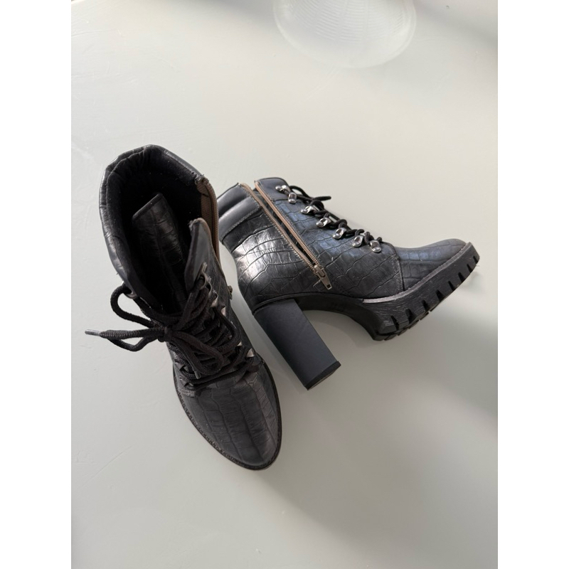 brecho Bota coturno couro legitimo original Tanara pequeno rachado na sola n 35