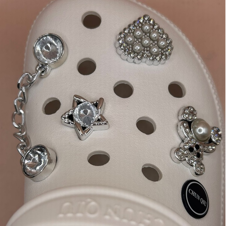 Kit 8 Pins Prateados para Babuche | Pingentes Decorativos | Personalização Moderna