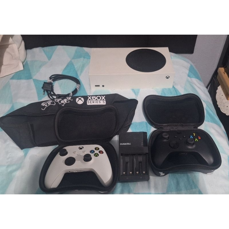 Kit Xbox Series S Completo: Console + 2 Controles + carregador Duracell com pilhas + Cases