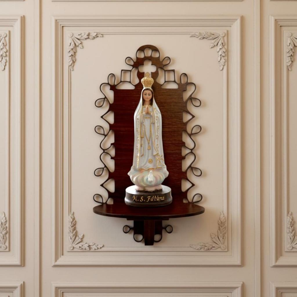 Imagem Nossa Senhora de Fátima 15cm Resina com Suporte Oratório Madeira