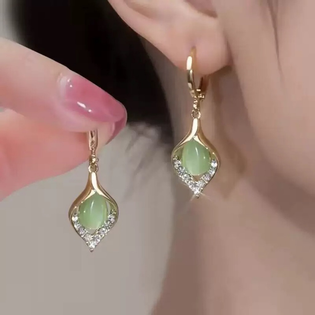 brincos com pingente de pedra preciosa verde Acessórios elegantes e estilosos exalam um charme feminino elegante em Oferta na Shopee