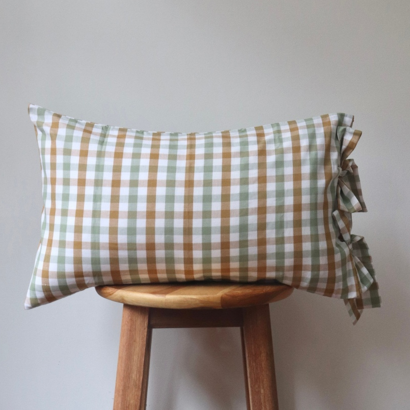 Capa de Almofada Com Laços | Xadrez Grande Verde e Caramelo | 100% Algodão | 30x50 (Rinzeira)