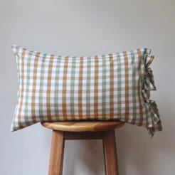 Capa de Almofada Com Laços | Xadrez Grande Verde e Caramelo | 100% Algodão | 30x50 (Rinzeira)