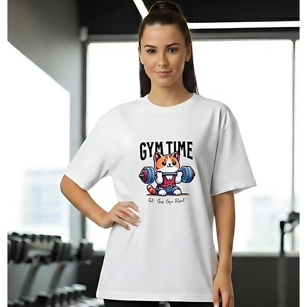 Camiseta T-Shirt Oversized  Fitness Estilo Kawaii Gato com Halteres – Gym Time Academia & Estilo