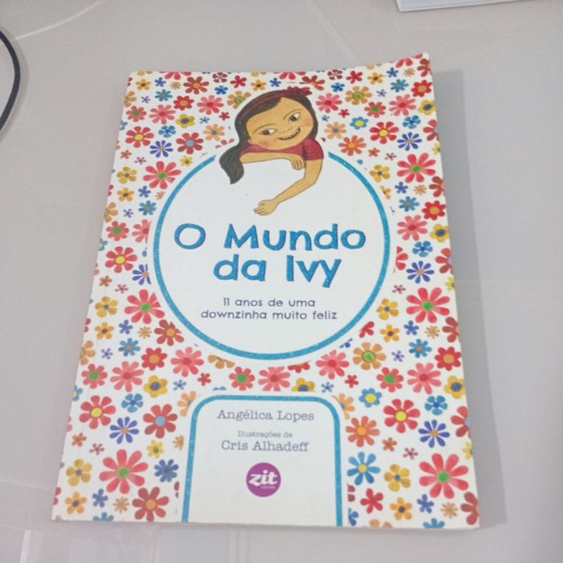 livro O mundo da Yvy 11 anos de uma doninha muito feliz  angélica Lopes