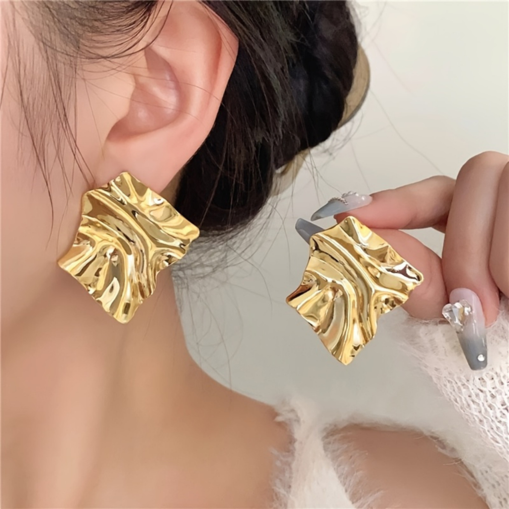 Brinco Martelado Dourado Grande: Onde Comprar | BuscaProdutos