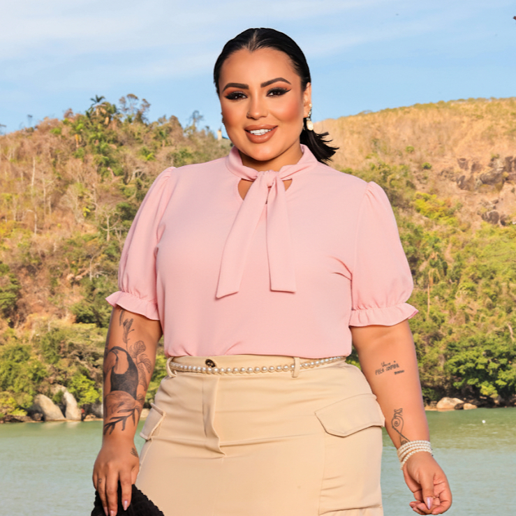 Camisa Feminina Plus Size GG-G1 (48-50) Manga Curta Tecido Duna Confortável_ Gola de laço