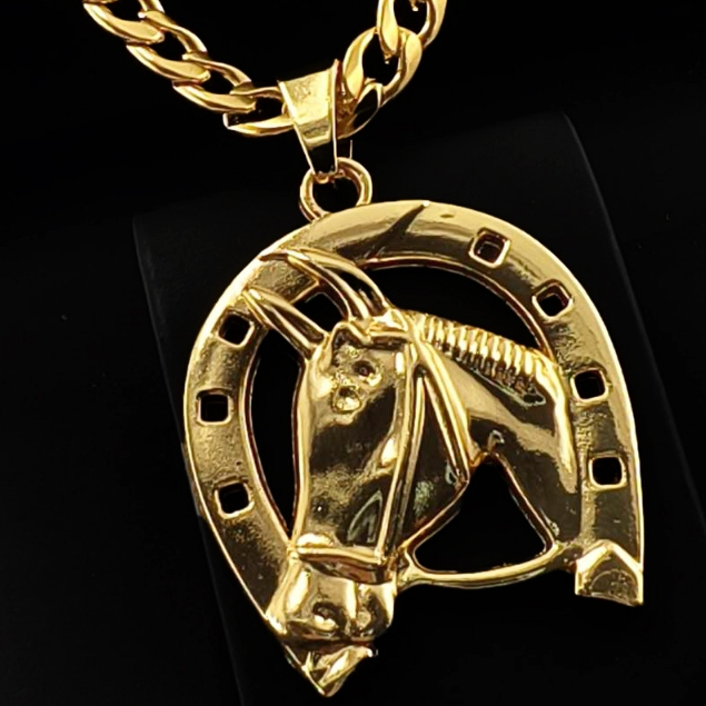 Colar Pingente Cabeça de Cavalo e Ferradura Dourado, Aço Inoxidável Unissex Sorte