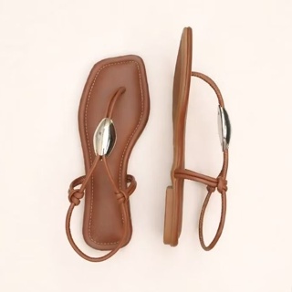 Sandália feminina com detalhe em ABS dourado ajustável/ Rasteirinha confortável / estilo casual e moderno. em Oferta na Shopee