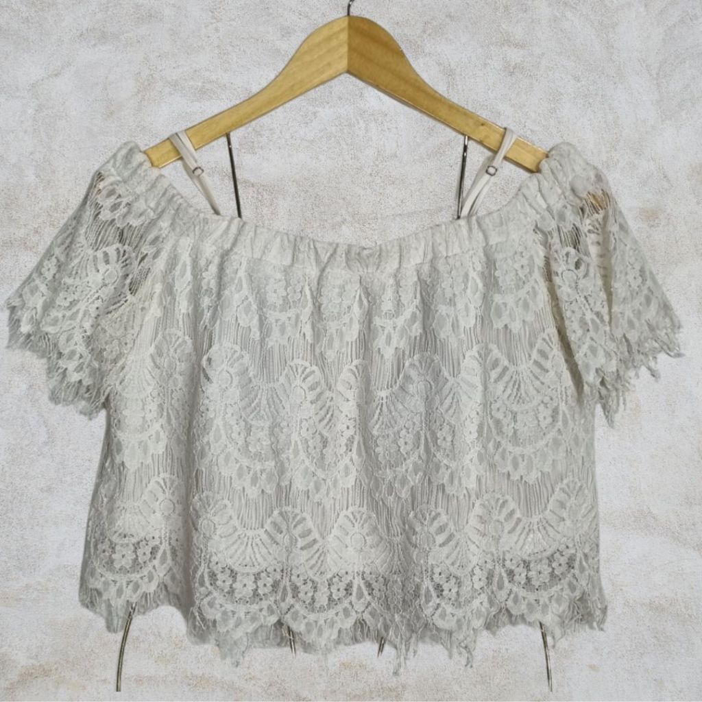 Blusa Cropped Renda Branca Ombro a Ombro Pool | Brechó Feminino