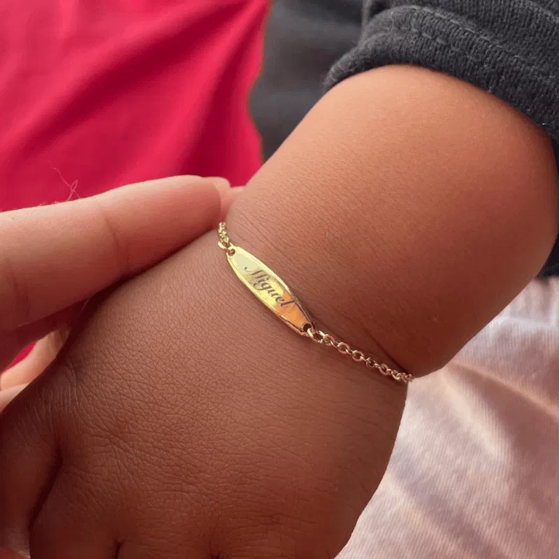Pulseira Infantil Recem Nascido Personalizado Placa Oval Nome Gravação Banho Ouro 18k Anti Alérgico