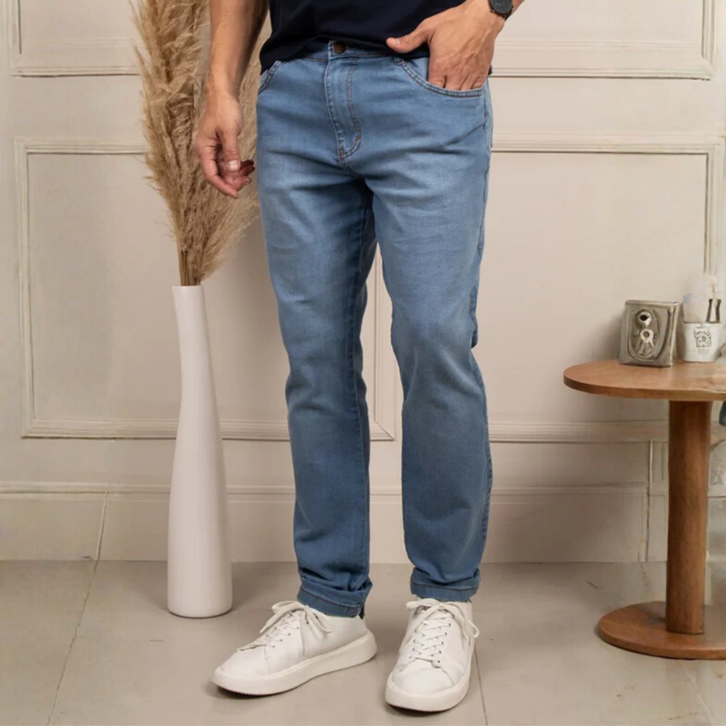 Calça Jeans Masculina Reta Tradicional com Elastano Bolsos Funcionais Zíper e Botão com Lycra