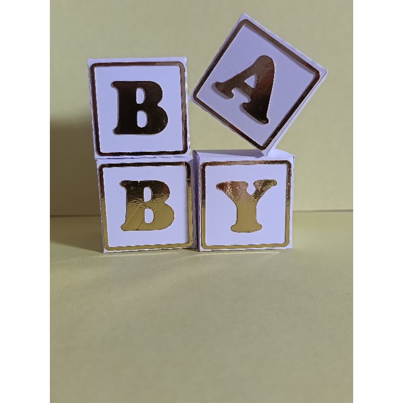 Caixa Cubo Baby com Letras no Laminado Dourado.